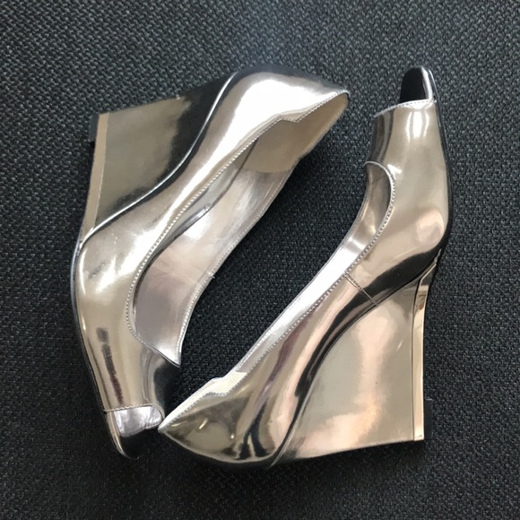 Guess by Marciano peep toe with wedge heel. Gunmetal colour. - Picture 3 of 7